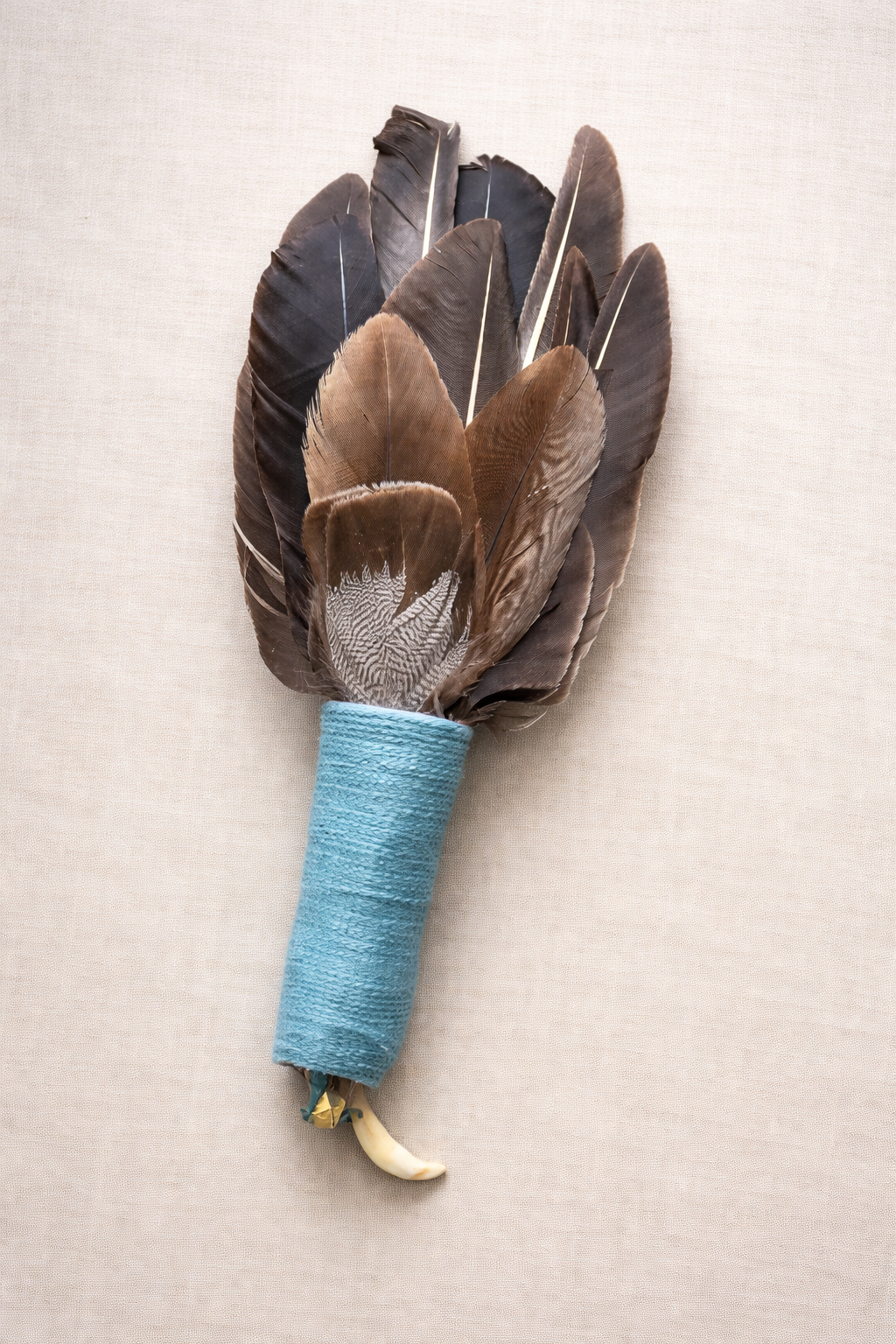 Handgemaakte Smudge veer met blauwe wikkel